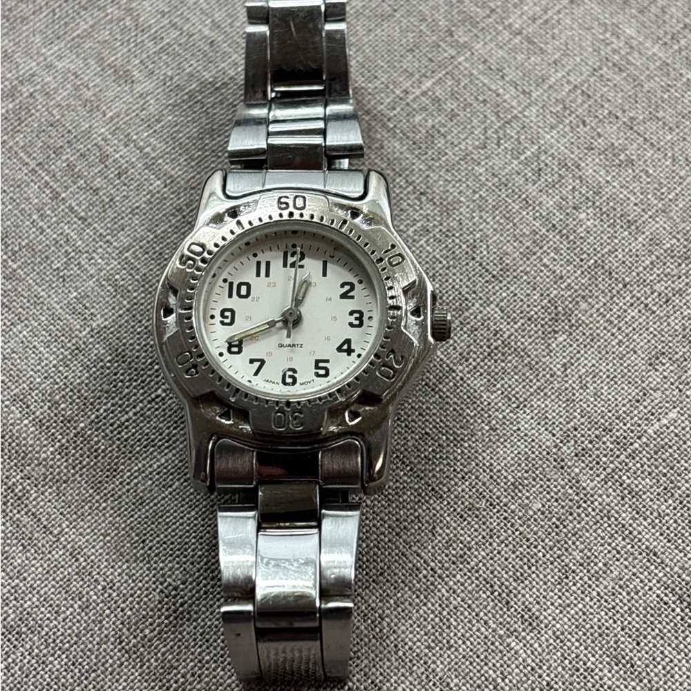 Women’s silver quartz watch
